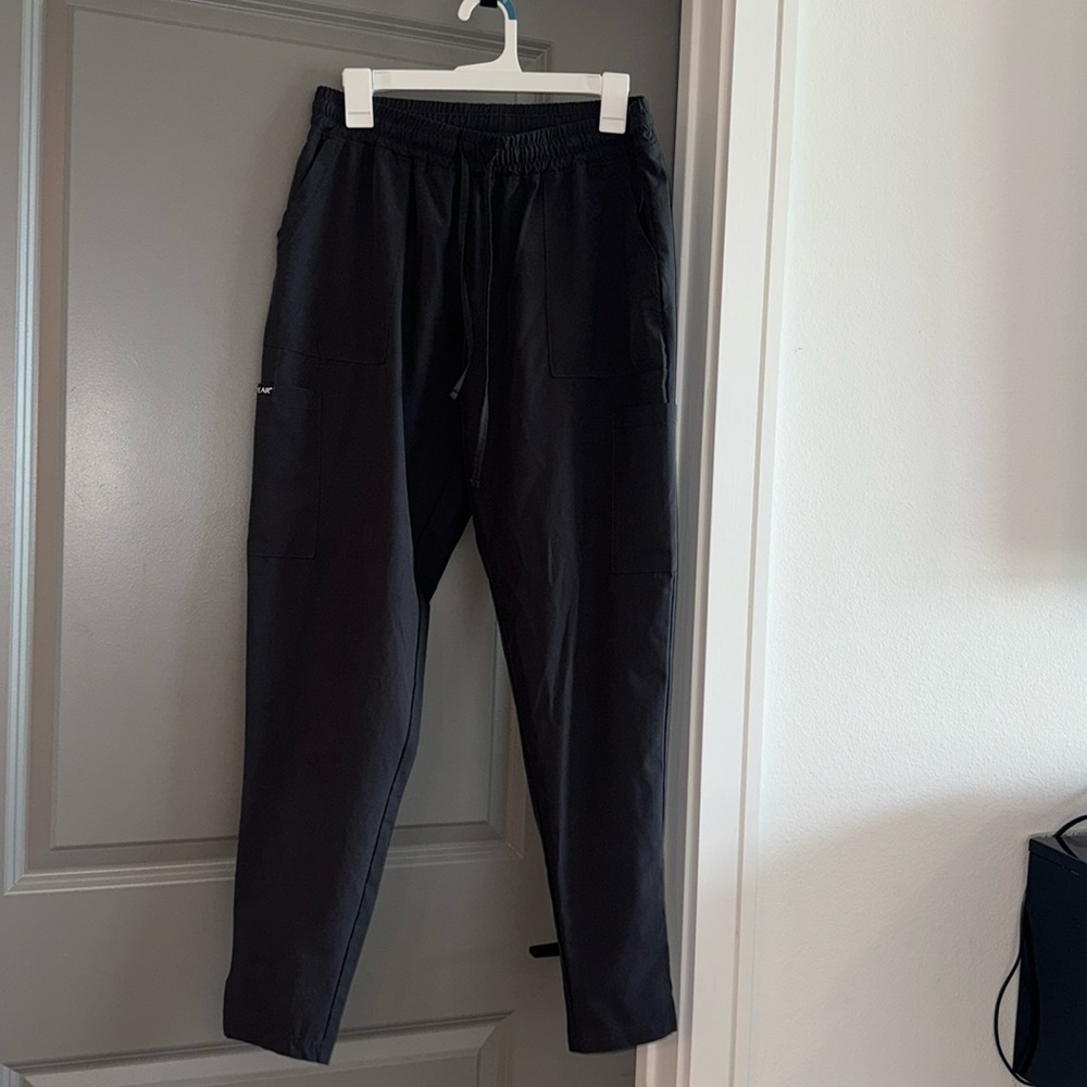 Size M Gray bottoms, Heal Wear in great condition.